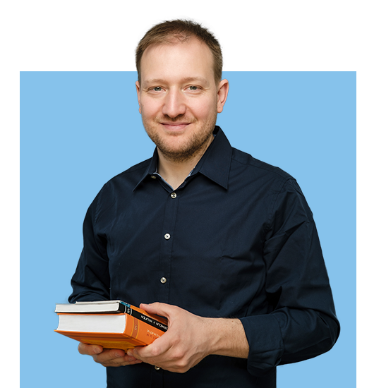 Dieses Foto zeigt Florian Kalka von der Firma Kalka Automation mit Büchern in der Hand.